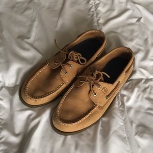 Boys SPERRY boat shoes. #topsider